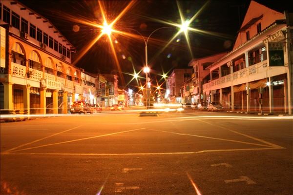 夜晚的泗里街。