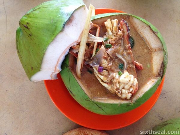 泗里街的著名美食 —— 椰子大头虾面!